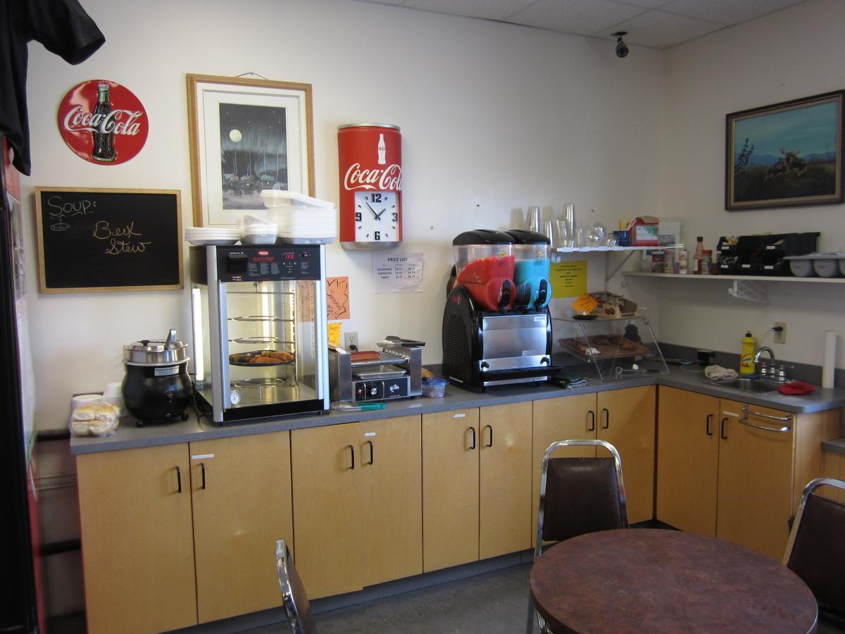 Nisutlin Trading Post Motel Teslin Екстер'єр фото