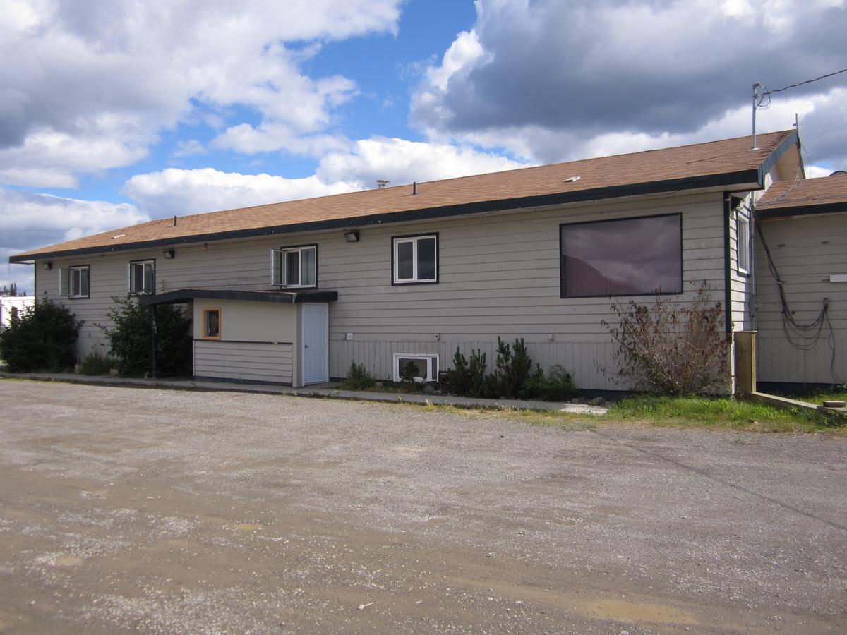 Nisutlin Trading Post Motel Teslin Екстер'єр фото