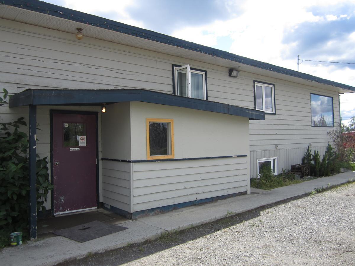 Nisutlin Trading Post Motel Teslin Екстер'єр фото
